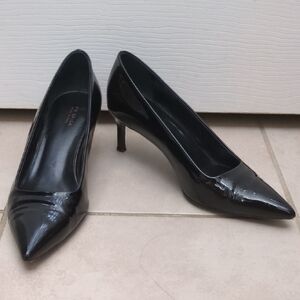 Vintage Via Spiga Glossy Black Pointy Toe Kitten Heels